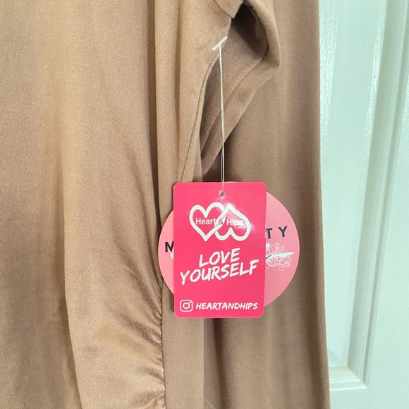 Heart & Hips Maternity Dress - Picture 4 of 14